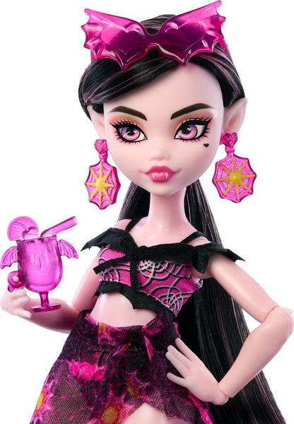 Monster High Scare-adise Island Draculaura Puppe mit Badeanzug, Sarong & Strandzubehör wie Hut, Sonnenschutz & Tragetasche