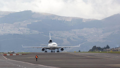 PilotsEYE.tv | QUITO | MD-11 F |:| Blu-ray Disc® |:| Lufthansa Cargo | Lady's trip to the closed strip | BONUS: MultiviewLanding |
