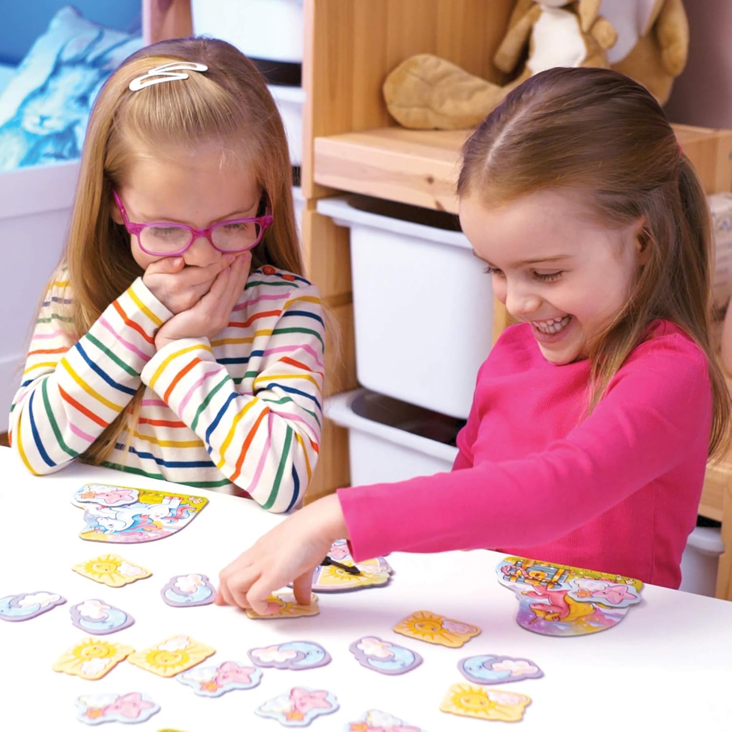 Orchard Toys Unicorn Jewels Colour Matching Game - Unicorn Gifts for Girls and Boys - Mini Travel Games for Kids, Toddlers, Children - Educational toys for 3+ year Olds - 3-7 Year Olds - 2-4 Players