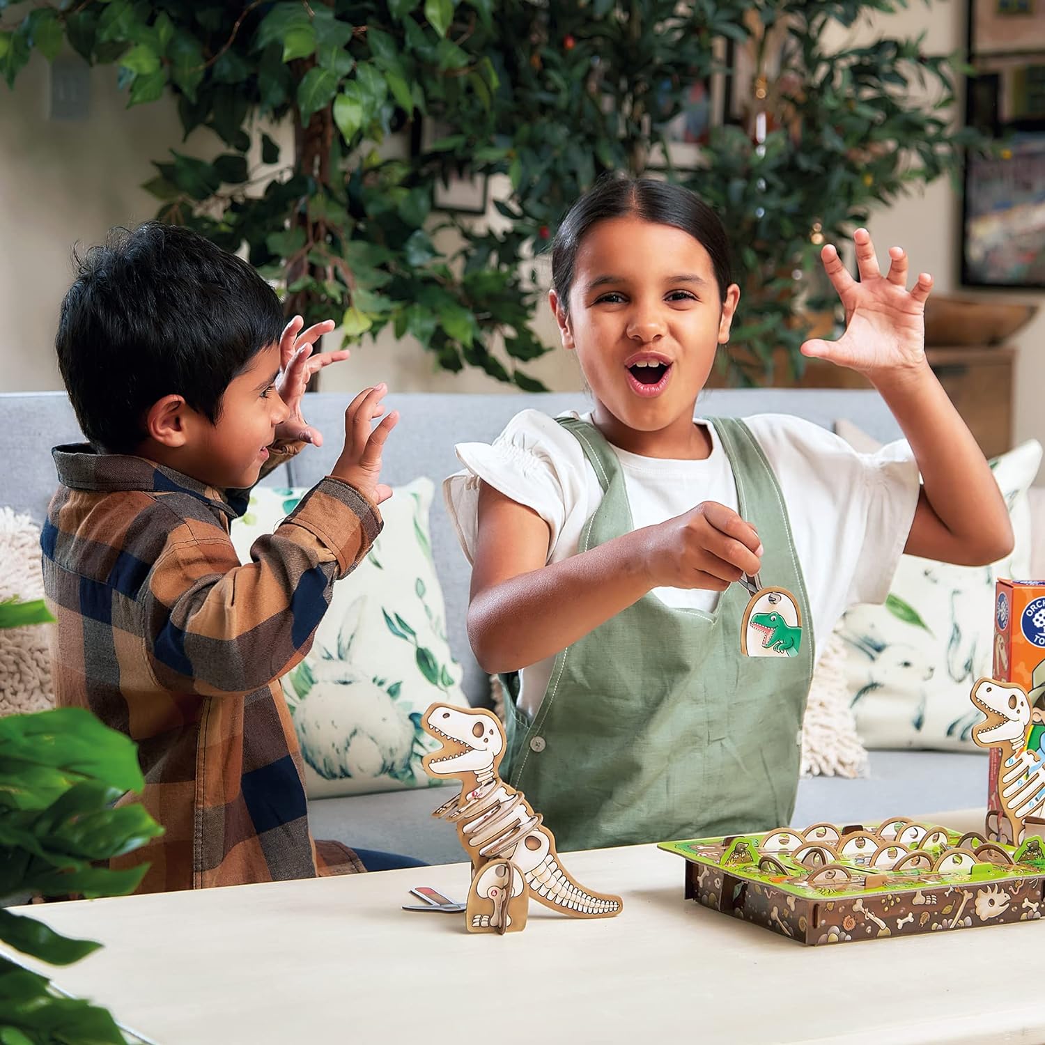 Orchard Toys - Dinosaur Dig Spiel, baue 3D-Dinosaurier, unterhaltsames Gedächtnisspiel, lehrreiche Spiele, Geburtstagsgeschenk, für Kinder ab 4 Jahren