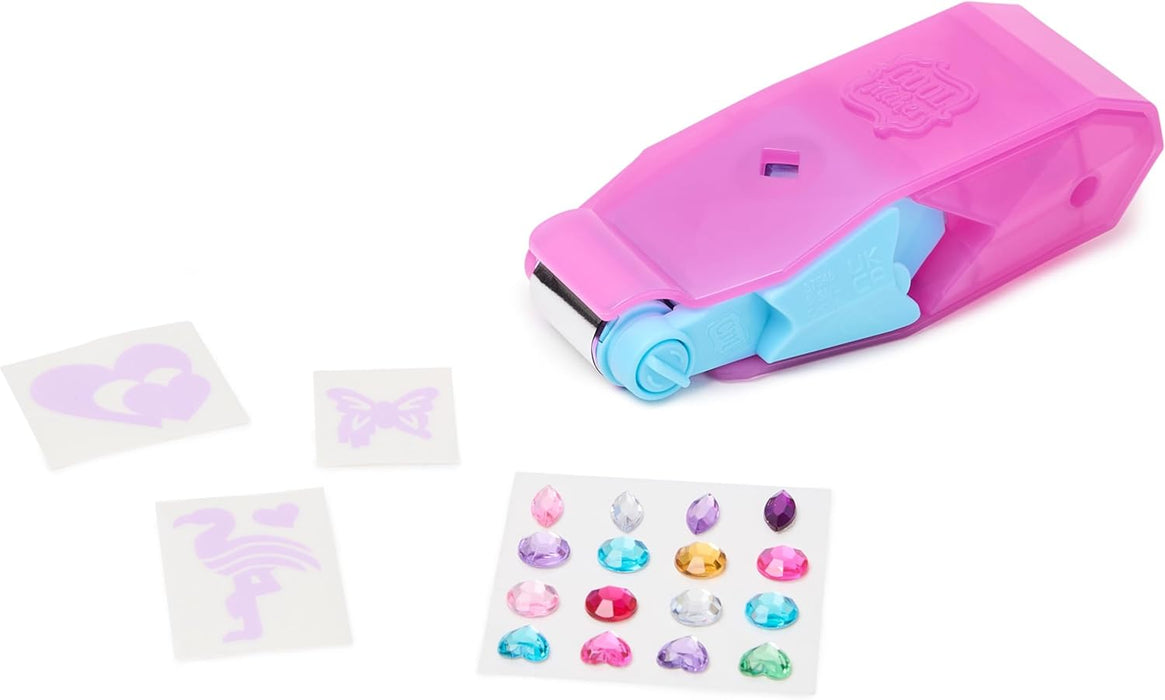 Cool MAKER - SHIMMER ME BODY ART - KIT TATUAJES TEMPORALES NIÑAS: 3 Hojas de Calcomanías con 135 Diseños de Tatuajes Metalizados, Rodillo Aplicador y Gemas para Decorar - Regalos Niñas 7 años +