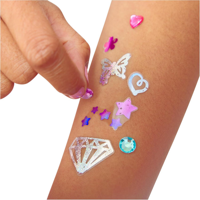 Cool MAKER - SHIMMER ME BODY ART - KIT TATUAJES TEMPORALES NIÑAS: 3 Hojas de Calcomanías con 135 Diseños de Tatuajes Metalizados, Rodillo Aplicador y Gemas para Decorar - Regalos Niñas 7 años +