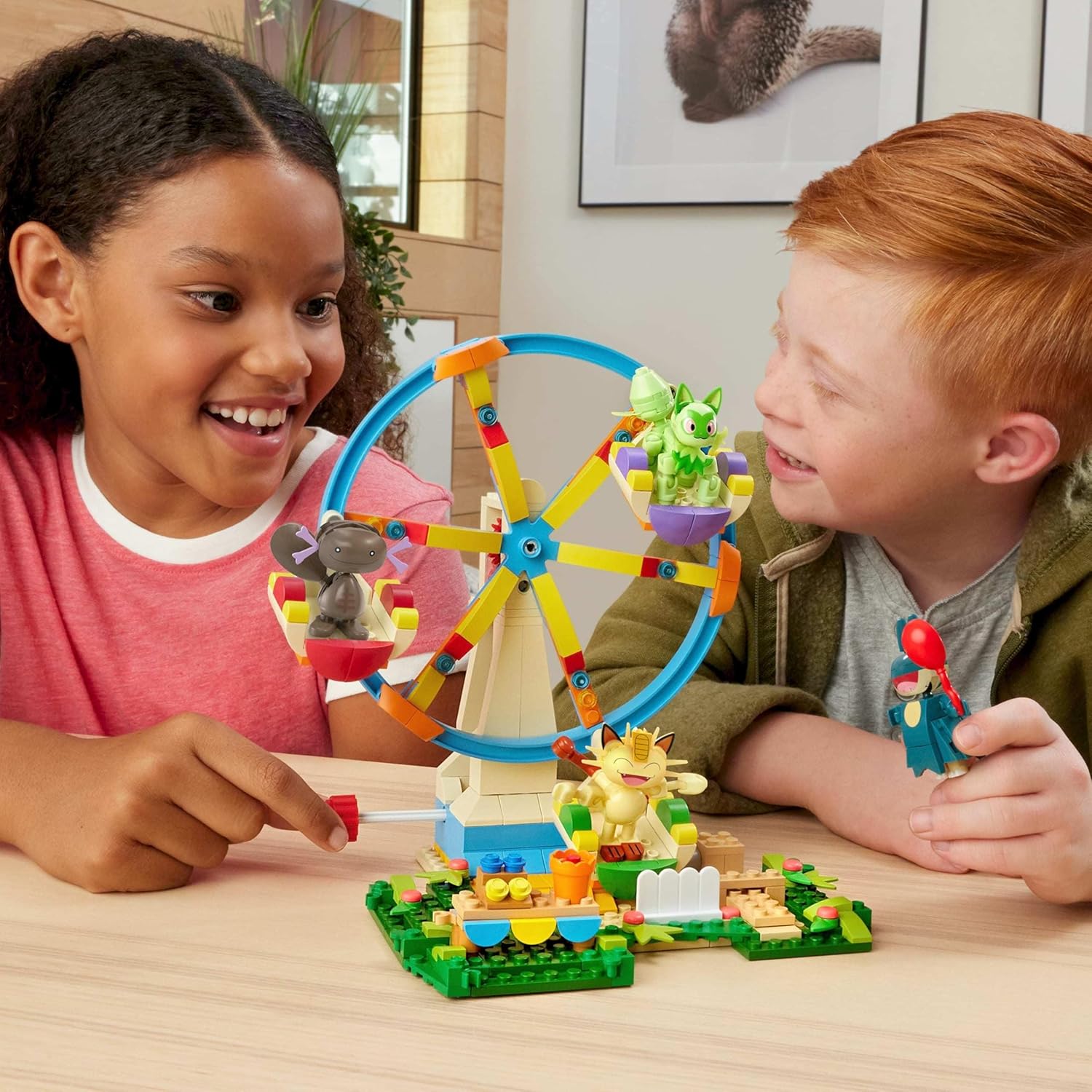 MEGA Pokémon Diversión en la noria Set de construcción con figuras de acción con 4 personajes (Sprigatito, Munchlax, Meowth y Wooper), 393 bloques de construcción, juguete +8 años (HXF80