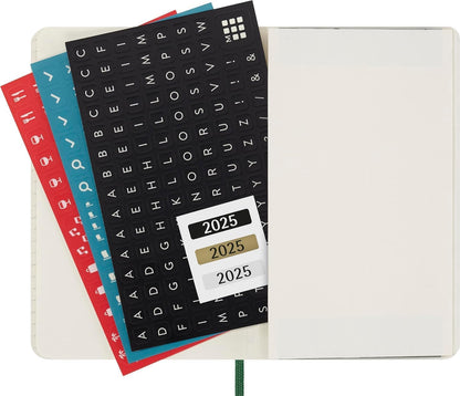 Moleskine Daily Planner, 12 Monate Tagesplaner 2025, Weicher Einband und Elastischer Verschluss, Farbe MyrtenGrün, TaschenFormat 9x14 cm