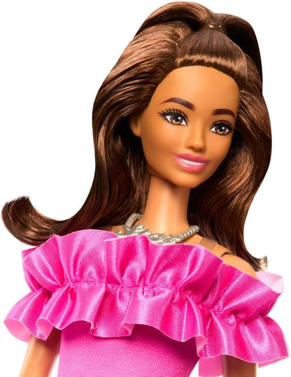 Barbie Fashionistas Muñeca n. 217, muñeca de Moda Coleccionable del 65. Aniversario con Pelo Ondulado castaño semirrecogido y Vestido Rosa - para niños y niñas + 3 años, HRH15