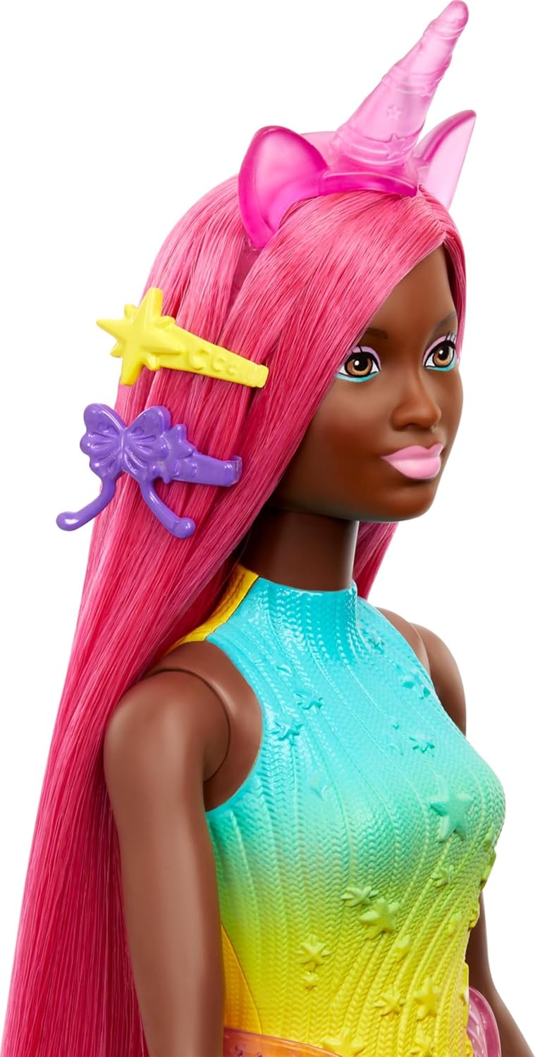 Barbie Muñeca Morena Unicornio con Pelo Extra Largo Rosa, Conjunto arcoíris y Accesorios para peinar, de la Serie Un Toque de Magia, Juguete +3 años (Mattel HRR01