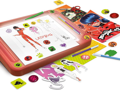 LISCIANI - MIRACULOUS - Kit de Dibujo con Tableta Luminosa de Lady Bug - Manualidades Creativas para Niños a Partir de 5 Años - Papel de Calcar + Modelos + Plantillas + Pegatinas para Dibujar