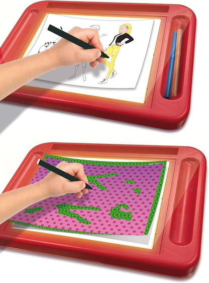 LISCIANI - MIRACULOUS - Kit de Dibujo con Tableta Luminosa de Lady Bug - Manualidades Creativas para Niños a Partir de 5 Años - Papel de Calcar + Modelos + Plantillas + Pegatinas para Dibujar