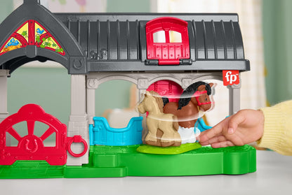 Fisher-Price Little People Establo de caballos Set de juego con carro, caballo, pony y figura, juguete con sonidos para bebés +1 año (HWR84
