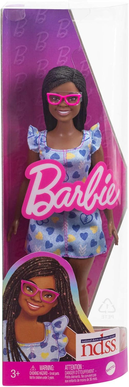 Barbie Fashionista Muñeca con síndrome de Down y Vestido de Corazones Conjunto de Moda y Accesorios, Juguete +3 años (HYK14)