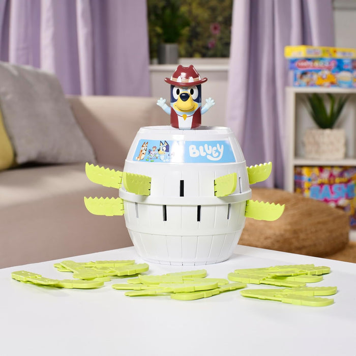 TOMY Pop Up Bluey – Lizenziertes Bluey-Spiel, basierend auf dem Klassiker Pop Up Pirate – Familienspiele für 2–4 Spieler – Lustige Spiele für Kinder und Erwachsene ab 4 Jahren