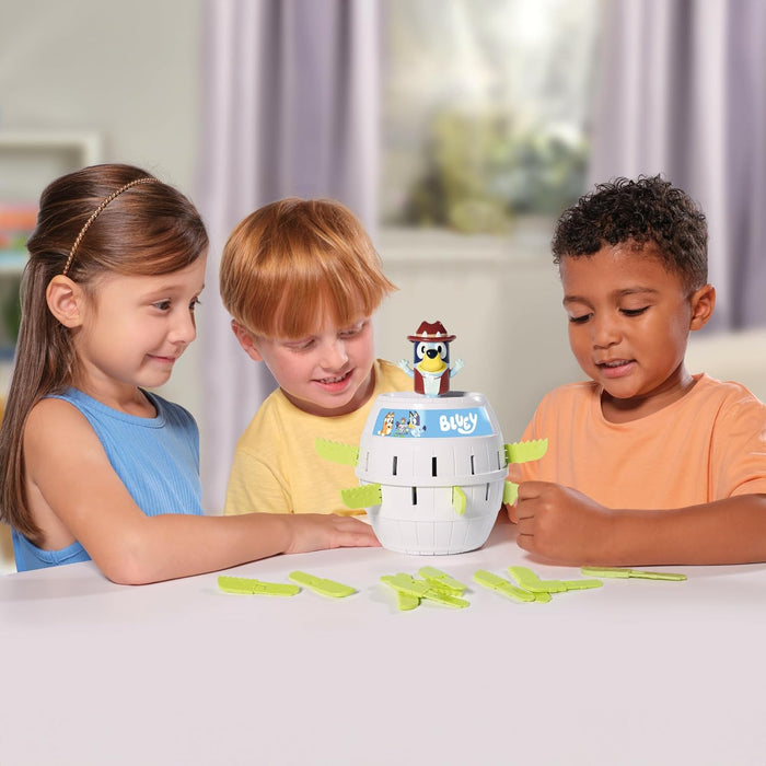 TOMY Pop Up Bluey – Lizenziertes Bluey-Spiel, basierend auf dem Klassiker Pop Up Pirate – Familienspiele für 2–4 Spieler – Lustige Spiele für Kinder und Erwachsene ab 4 Jahren
