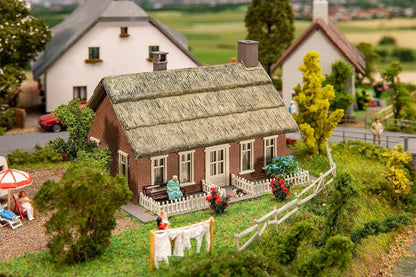 Faller - 1/87 Noord-duits Huis Met Rieten Dak (4/24) *