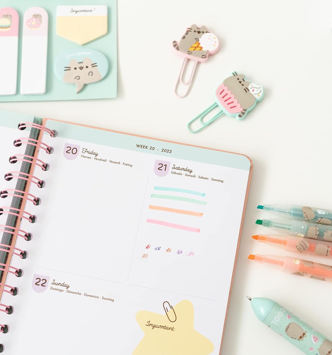 Grupo Erik Schreibwaren Set Pusheen Foodie - Kugelschreiber 10 farben - Federmäppchen Groß - Büroklammern - 4 Textmarker Pastell - Notizzettel Klebend KPGE001