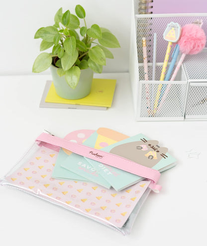 Grupo Erik Schreib Set Pusheen Schreibwaren Set - Kugelschreiber Blaue Mine mit Pusheen Plüsch Topper - Notizheft Klein 3 Stück - Bleistift mit Radiergummi, SEGE001