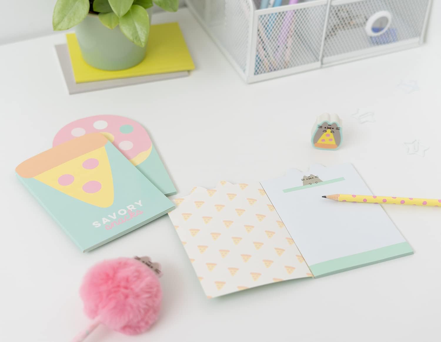 Grupo Erik Schreib Set Pusheen Schreibwaren Set - Kugelschreiber Blaue Mine mit Pusheen Plüsch Topper - Notizheft Klein 3 Stück - Bleistift mit Radiergummi, SEGE001