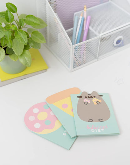 Grupo Erik Schreib Set Pusheen Schreibwaren Set - Kugelschreiber Blaue Mine mit Pusheen Plüsch Topper - Notizheft Klein 3 Stück - Bleistift mit Radiergummi, SEGE001