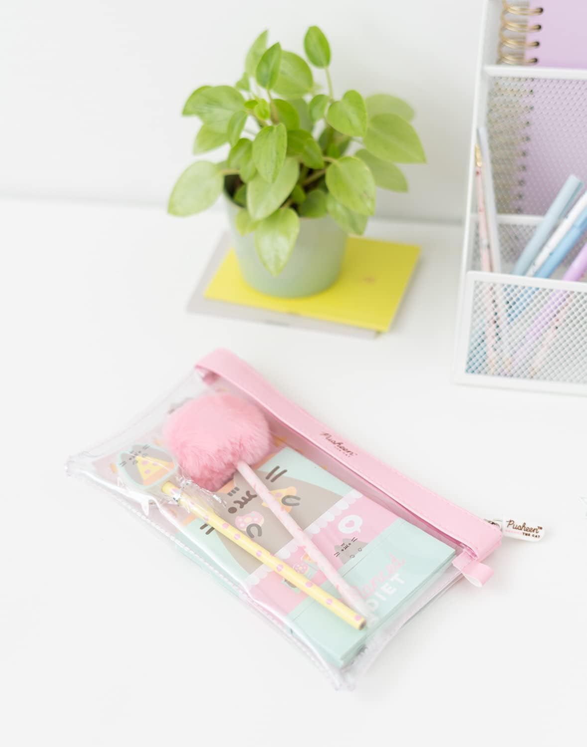 Grupo Erik Schreib Set Pusheen Schreibwaren Set - Kugelschreiber Blaue Mine mit Pusheen Plüsch Topper - Notizheft Klein 3 Stück - Bleistift mit Radiergummi, SEGE001