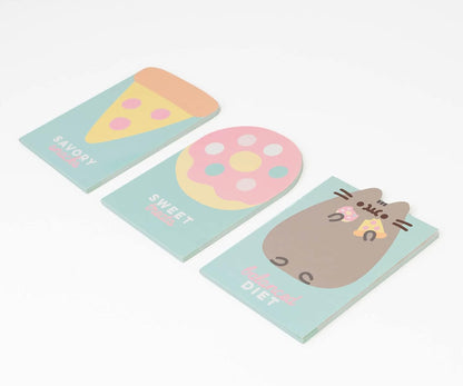 Grupo Erik Schreib Set Pusheen Schreibwaren Set - Kugelschreiber Blaue Mine mit Pusheen Plüsch Topper - Notizheft Klein 3 Stück - Bleistift mit Radiergummi, SEGE001