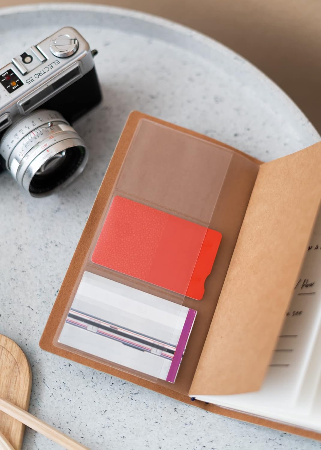 Grupo Erik Reisetagebuch zum Selberschreiben Dotted Notebook 12x19,6 cm, Einband aus synthetischem Leder und Gummiband zum sicheren Verschließen