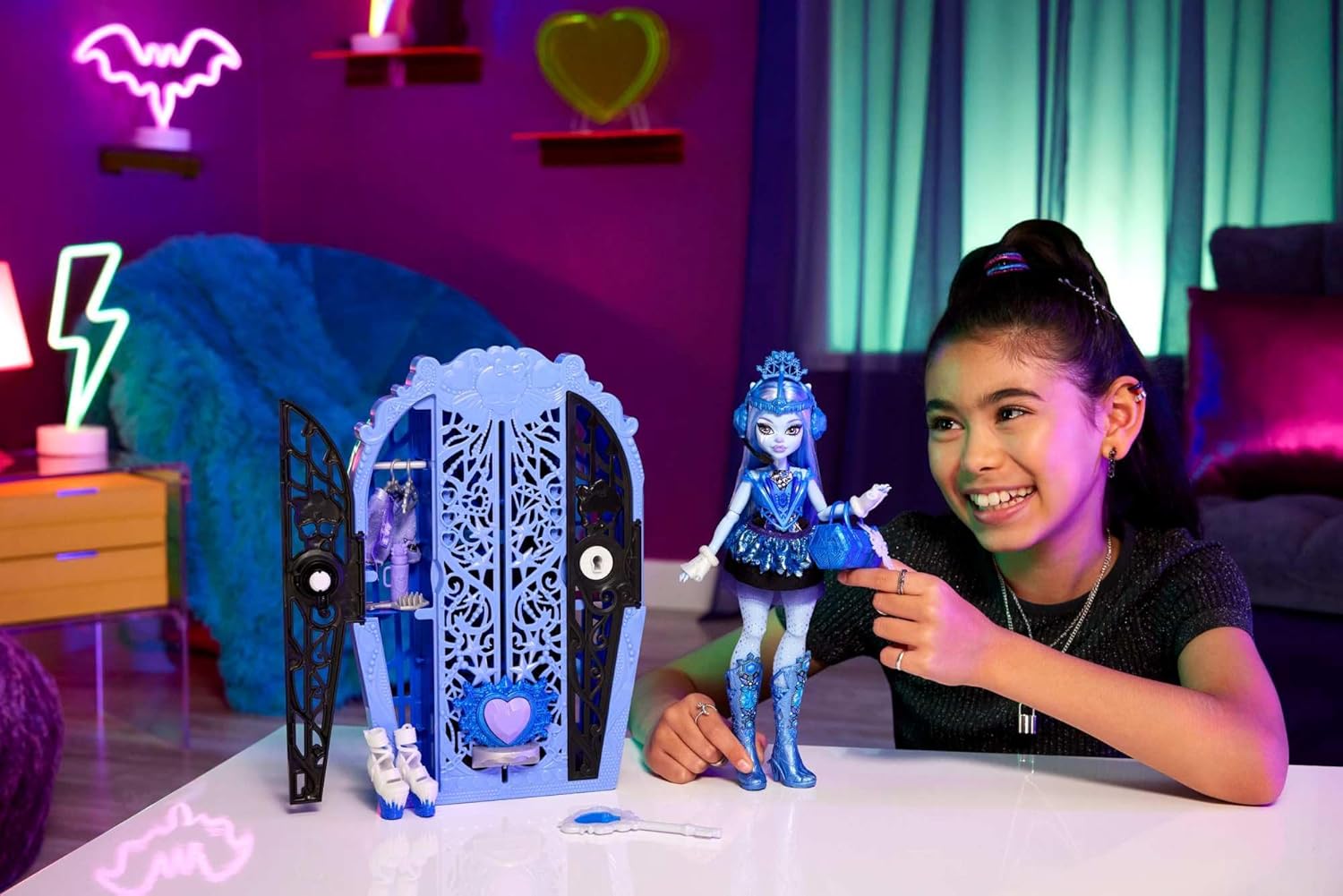 Monster High Skulltimate Secrets Doll and Accessories Set, Monster Mysteries Abbey Bominable with Dress-Up Closet and 19+ Surprises including Clothes