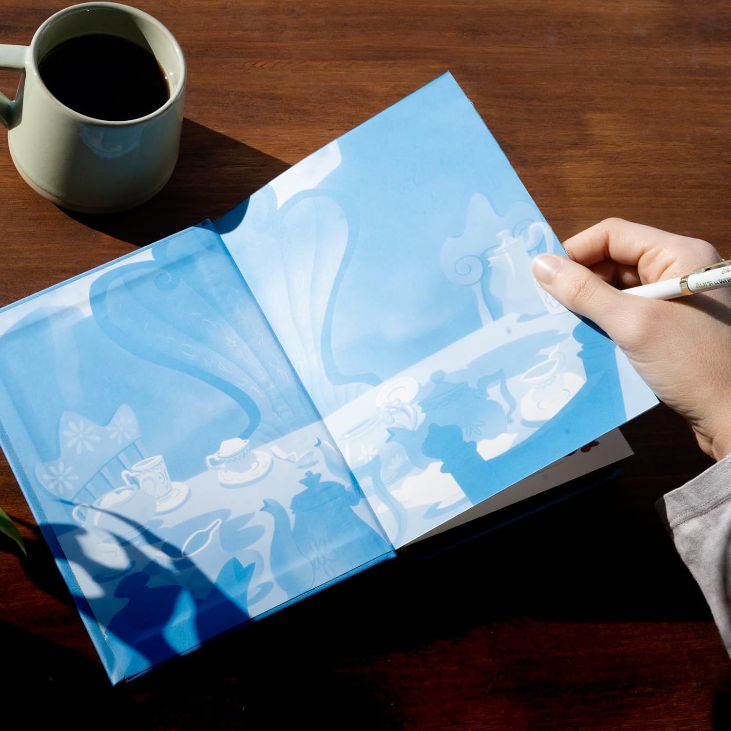 Grupo Erik Set Quaderno e Penna Alice nel Paese delle Meraviglie | Set Regalo Disney Quaderno A5 + Penna personalizzati, Copertina rigida, 400 pagine 100 g/m², Qualità Premium, Cancelleria Disney