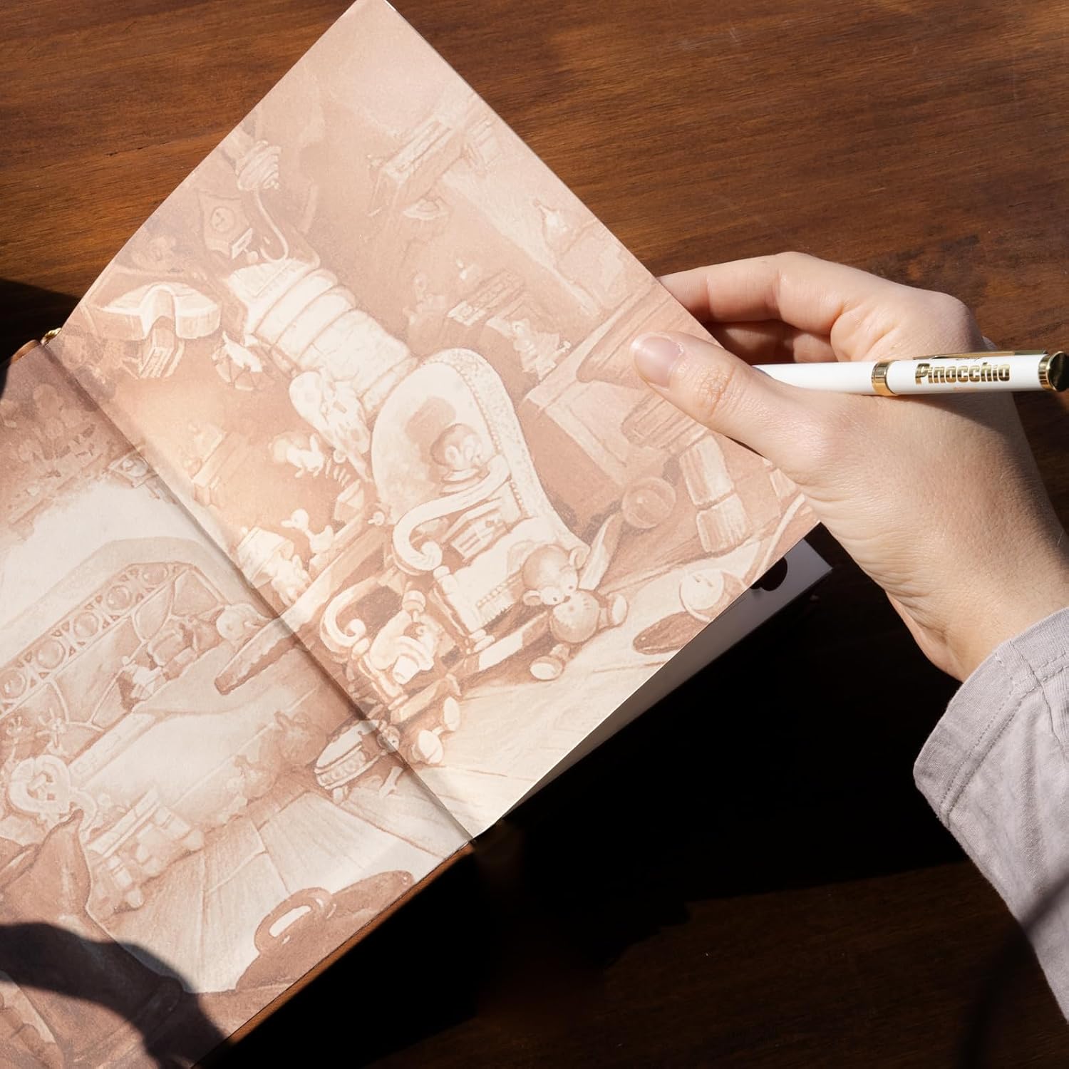 Grupo Erik Set Quaderno e Penna Pinocchio | Set Regalo Disney Quaderno A5 + Penna personalizzati, Copertina rigida, 400 pagine 100 g/m², Qualità Premium, Cancelleria Disney