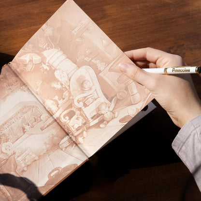 Grupo Erik Set Quaderno e Penna Pinocchio | Set Regalo Disney Quaderno A5 + Penna personalizzati, Copertina rigida, 400 pagine 100 g/m², Qualità Premium, Cancelleria Disney