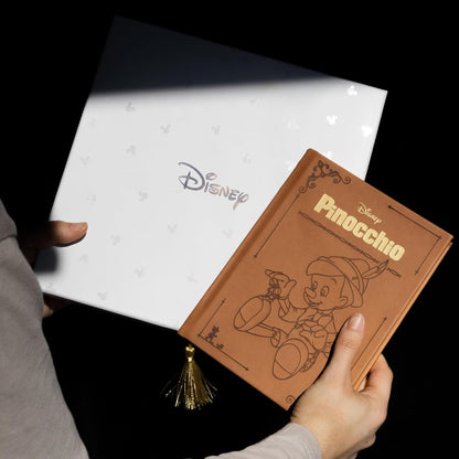 Grupo Erik Set Quaderno e Penna Pinocchio | Set Regalo Disney Quaderno A5 + Penna personalizzati, Copertina rigida, 400 pagine 100 g/m², Qualità Premium, Cancelleria Disney