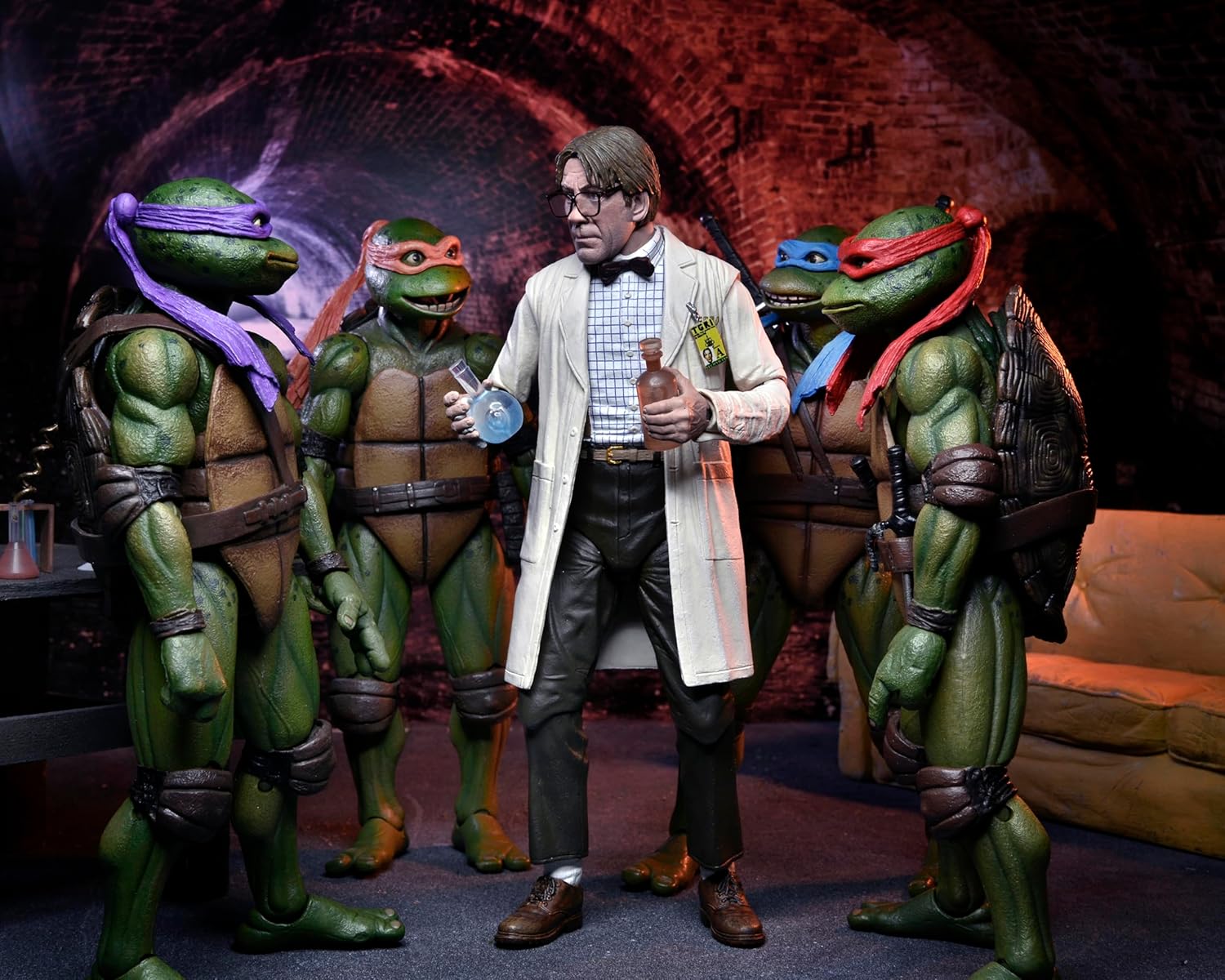 NECA Teenage Mutant Ninja Turtles 2: Secret of the Ooze - Actionfiguren im Maßstab 1:7, Laborkittel Professor Perry und Gefahrgutanzug Professor Perry 2-Figuren-Set