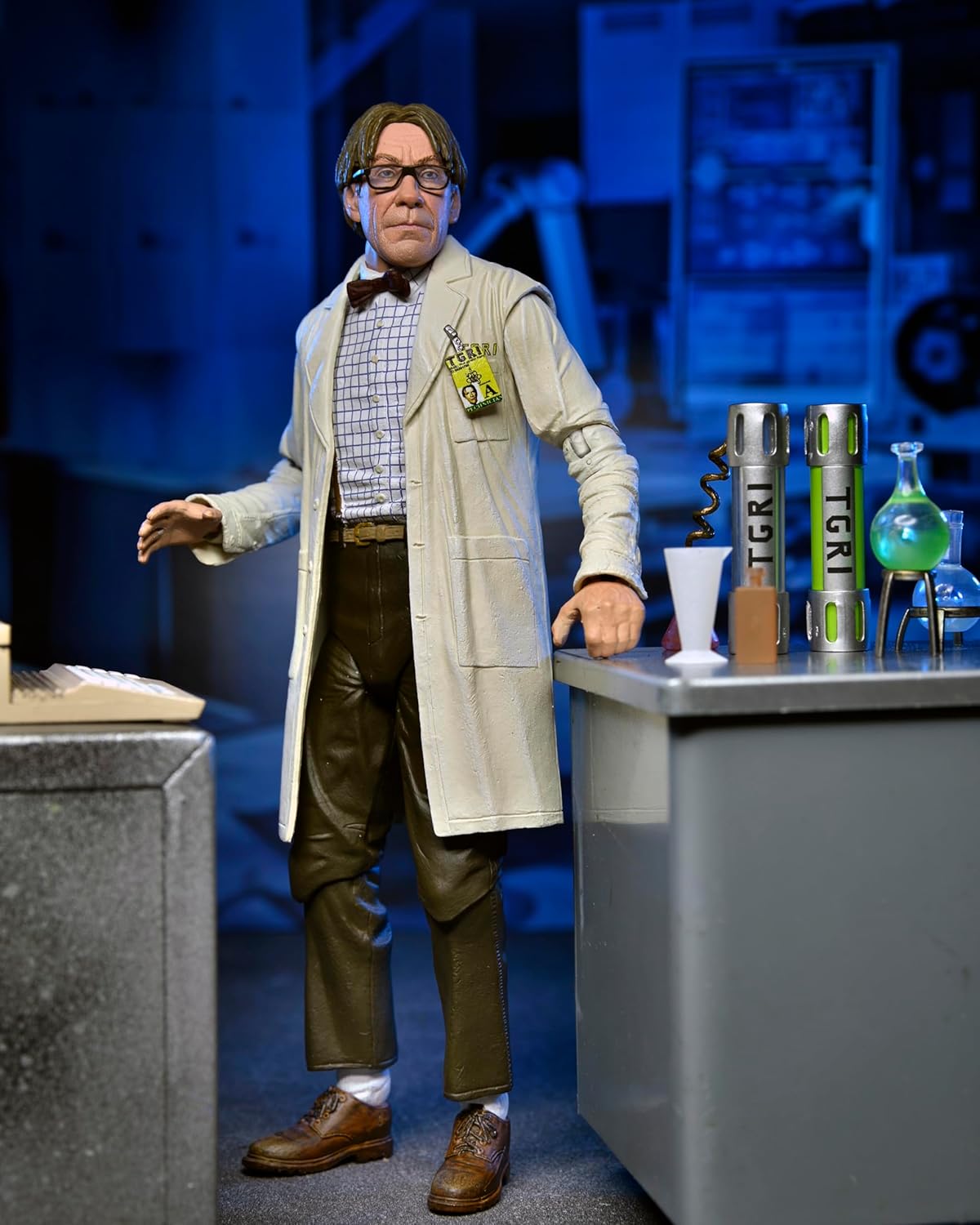 NECA Teenage Mutant Ninja Turtles 2: Secret of the Ooze - Actionfiguren im Maßstab 1:7, Laborkittel Professor Perry und Gefahrgutanzug Professor Perry 2-Figuren-Set