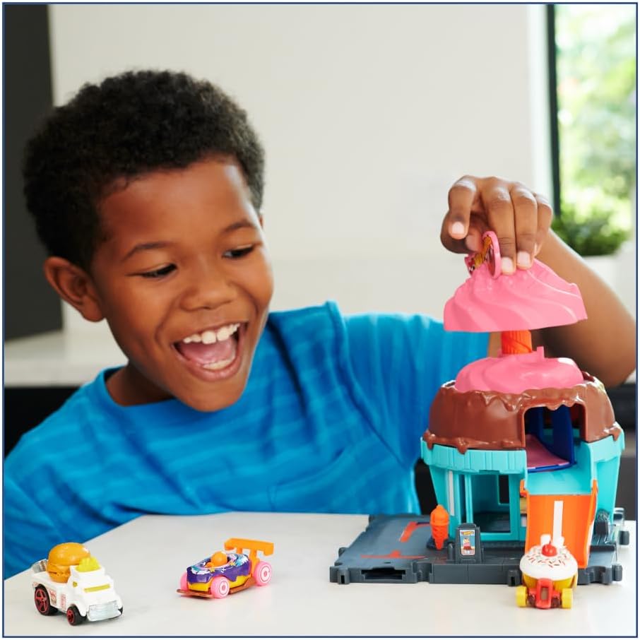Mattel Disney and Pixar Cars Playset with 2 Toy Cars, Lightning McQueen & Francesco Bernoulli, GRC Jumping Raceway Track Set with Kid-Powered Booster, HXJ32
