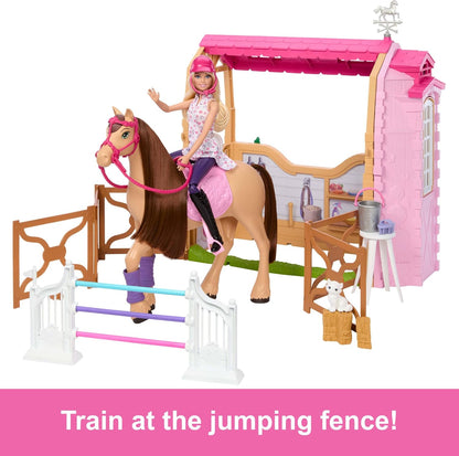 Barbie - Playset Stalla, con bambola e cavallo, 6 aree di gioco e 25 accessori inclusi, ispirato alla serie Netflix Barbie Mysteries: The Great Horse Chase, giocattolo per bambini, 3+ anni, HXJ44