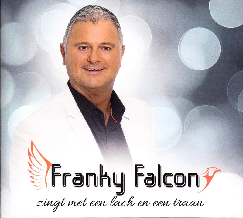 ZINGT MET EEN LACH EN..
