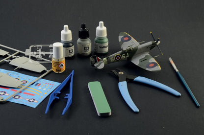 Italeri 72007 Spitfire Mk.IX, Scala 1:72, Plastic Full Model Kit/Modello in plastica da montare con accessori
