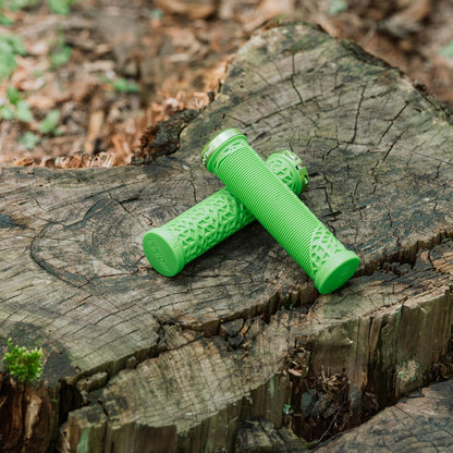 Funn Hilt JR Mountain Bike Handlebar Grips With Single Lock On Clamp, Bicycle Handlebar Locking Grips with 19 mm Inner Diameter, Short Bicycle Grips For Youth, Girls and Boys