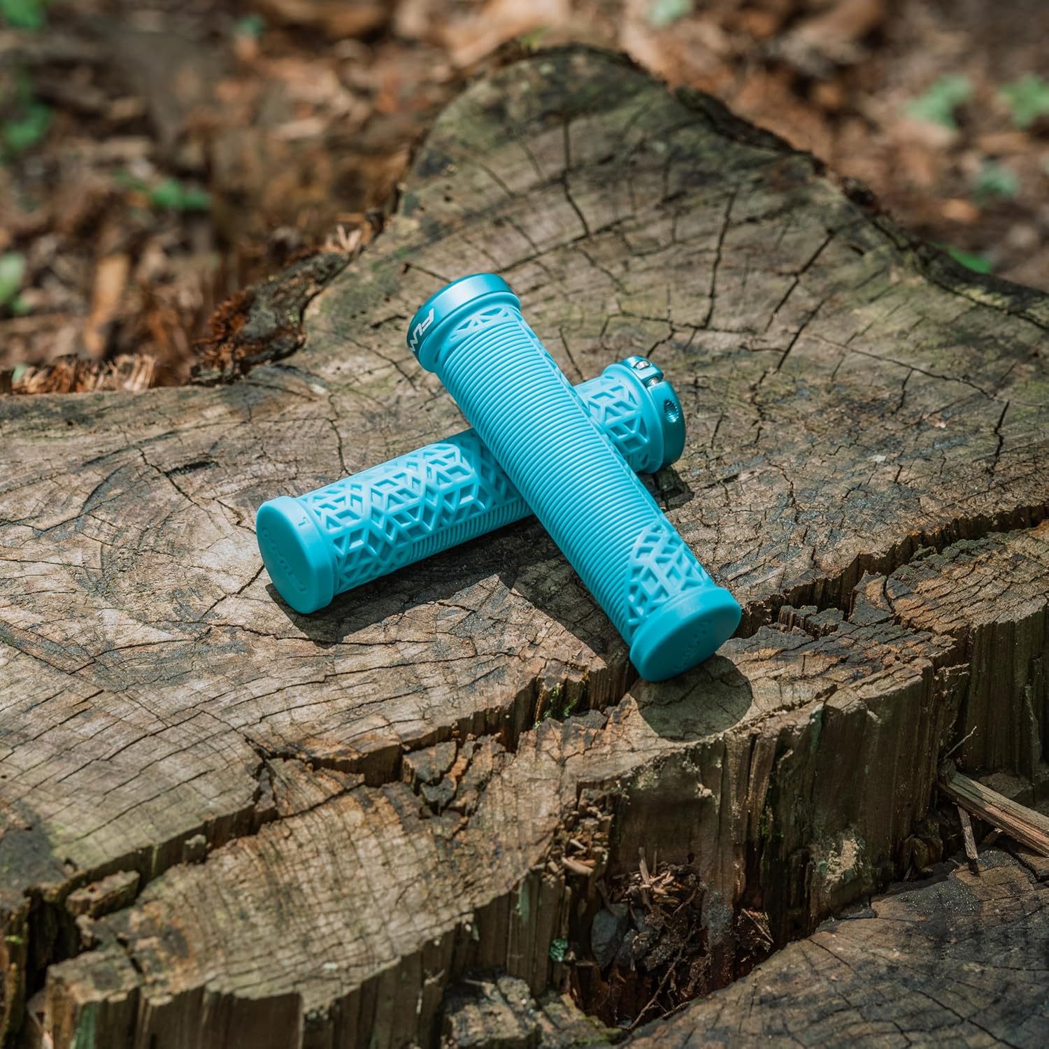 Funn Hilt JR Mountain Bike Handlebar Grips With Single Lock On Clamp, Bicycle Handlebar Locking Grips with 19 mm Inner Diameter, Short Bicycle Grips For Youth, Girls and Boys