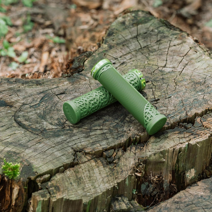 Funn Hilt JR Mountain Bike Handlebar Grips With Single Lock On Clamp, Bicycle Handlebar Locking Grips with 19 mm Inner Diameter, Short Bicycle Grips For Youth, Girls and Boys