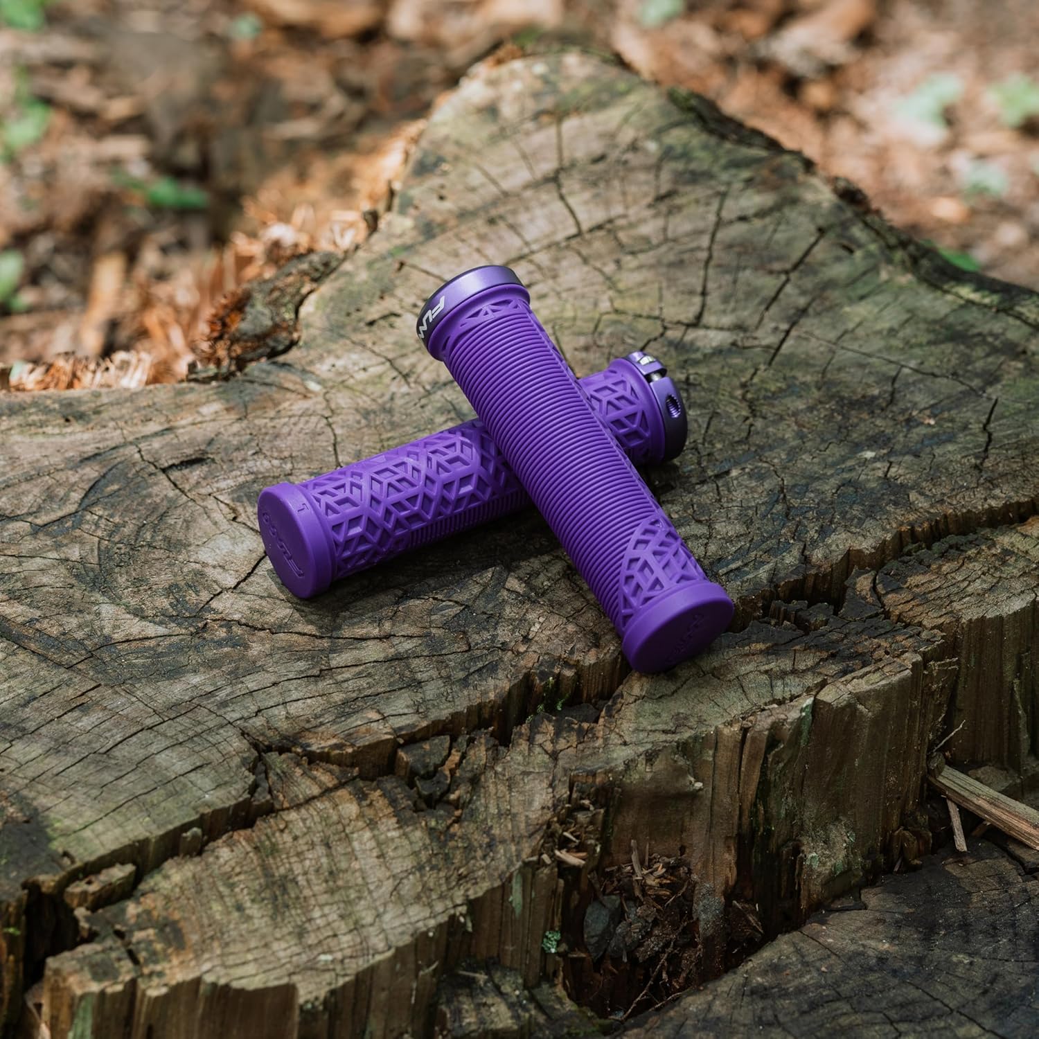 Funn Hilt JR Mountain Bike Handlebar Grips With Single Lock On Clamp, Bicycle Handlebar Locking Grips with 19 mm Inner Diameter, Short Bicycle Grips For Youth, Girls and Boys