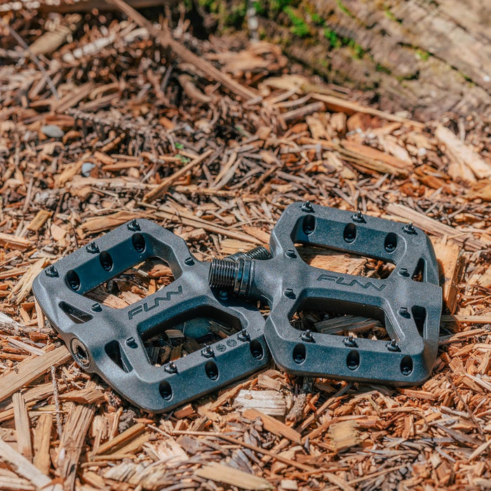 Funn Taipan S Glass Fiber Reinforced Thermoplastic Bike Pedals with 9/16-inch CrMo Axles and Shin-Friendly Pins for MTB/BMX/Urban/Gravel Riding