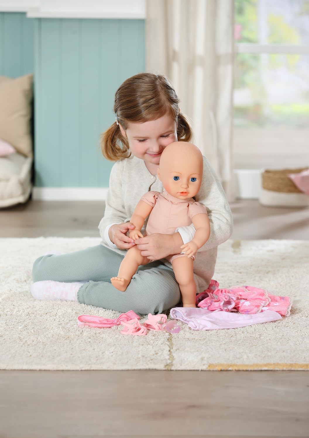 Baby Annabell - Mia 43 cm - voor peuters vanaf 2 jaar - Bevordert empathie en sociale vaardigheden - Bevat pop, kleding en accessoires