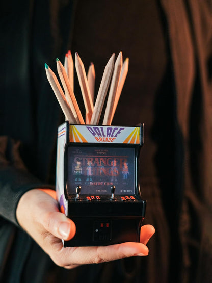 Grupo Erik Portapenne Stranger Things - Porta penne per Scrivania Gaming, Stranger Things Gadget : Accessori Scrivania Gaming in Resina │ Regalo per Fan, Merchandising Ufficiale (11,5x9 cm