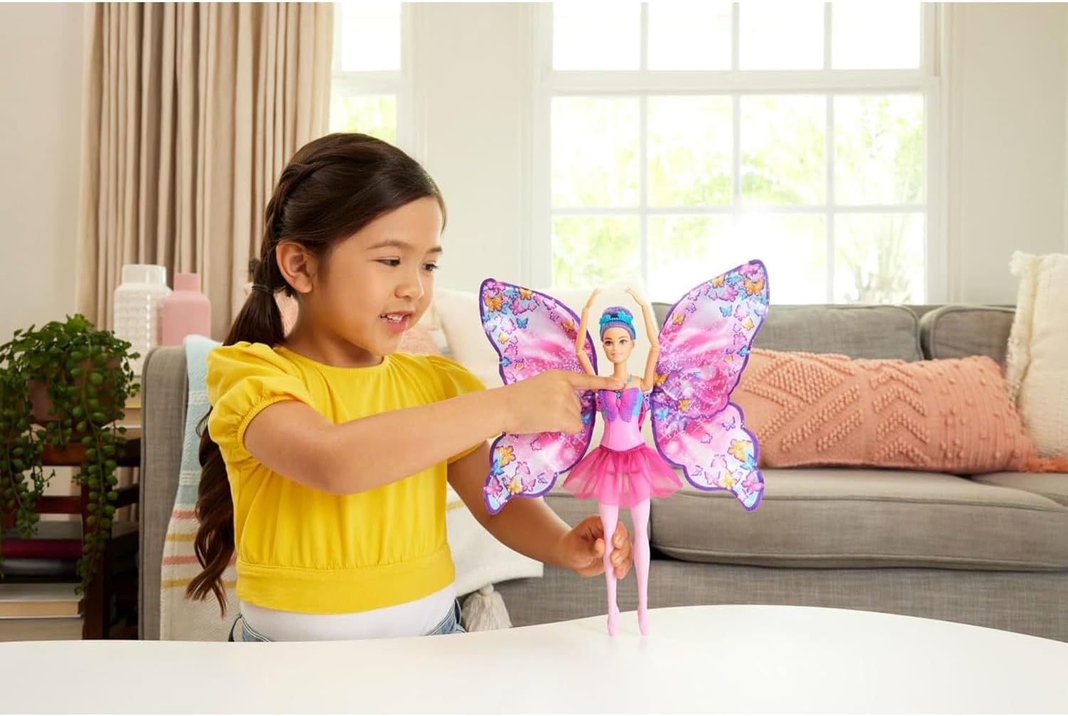 Barbie Muñeca Bailarina Dance and Flutter 2 en 1 con corpiño de Mariposa, la Falda Morada se Convierte en Unas Coloridas alas al presionar el Collar, Juguete +3 años (HXJ10