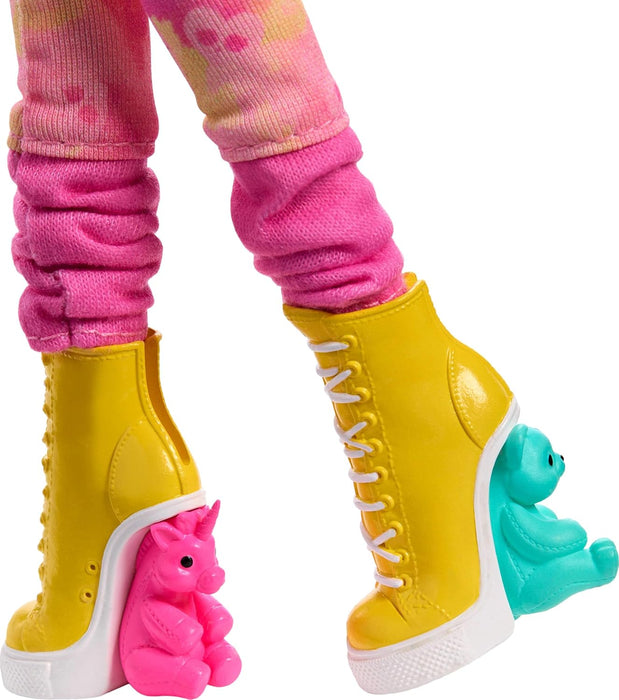 Monster High Wednesday Doll and Accessories, Enid Sinclair Collectible in Pink Fashion with Beret and Backpack, Doll Stand, HXJ05