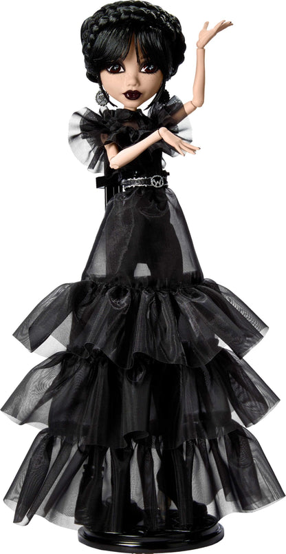 Monster High Wednesday Pop, Rave'N Wednesday Verzamelobject met Zwarte Gothic Jurk, geïnspireerd op de dansscène, Premium Accessoires en Poppenstandaard, HXJ03