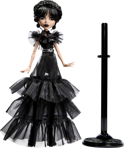 Monster High Wednesday Pop, Rave'N Wednesday Verzamelobject met Zwarte Gothic Jurk, geïnspireerd op de dansscène, Premium Accessoires en Poppenstandaard, HXJ03