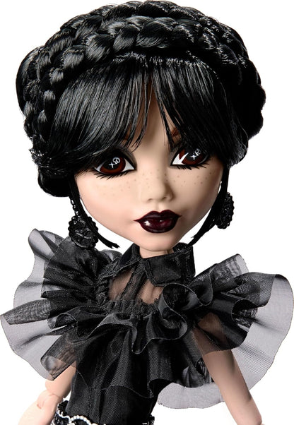 Monster High Wednesday Pop, Rave'N Wednesday Verzamelobject met Zwarte Gothic Jurk, geïnspireerd op de dansscène, Premium Accessoires en Poppenstandaard, HXJ03