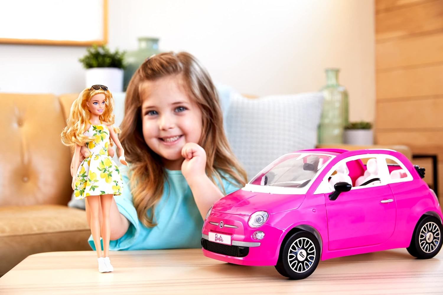 Barbie con su Coche Fiat Muñeca Rubia con Vestido de Moda y vehículo Rosa de Juguete, Regalo para niñas y niños +3 años (Mattel HGV03