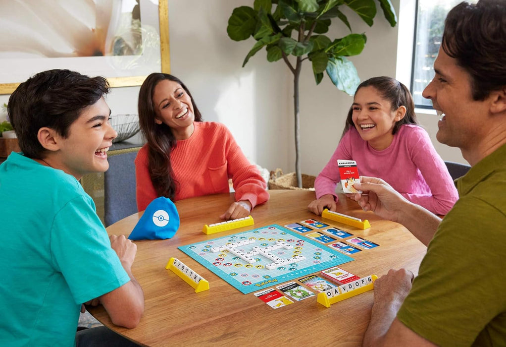 Mattel Games Jeu de société Scrabble Pokémon, jeu de mots familial avec deux façons de jouer, comprend 50 cartes de défi avec des personnages Pokémon pour 2 à 4 joueurs, version britannique, HXB94