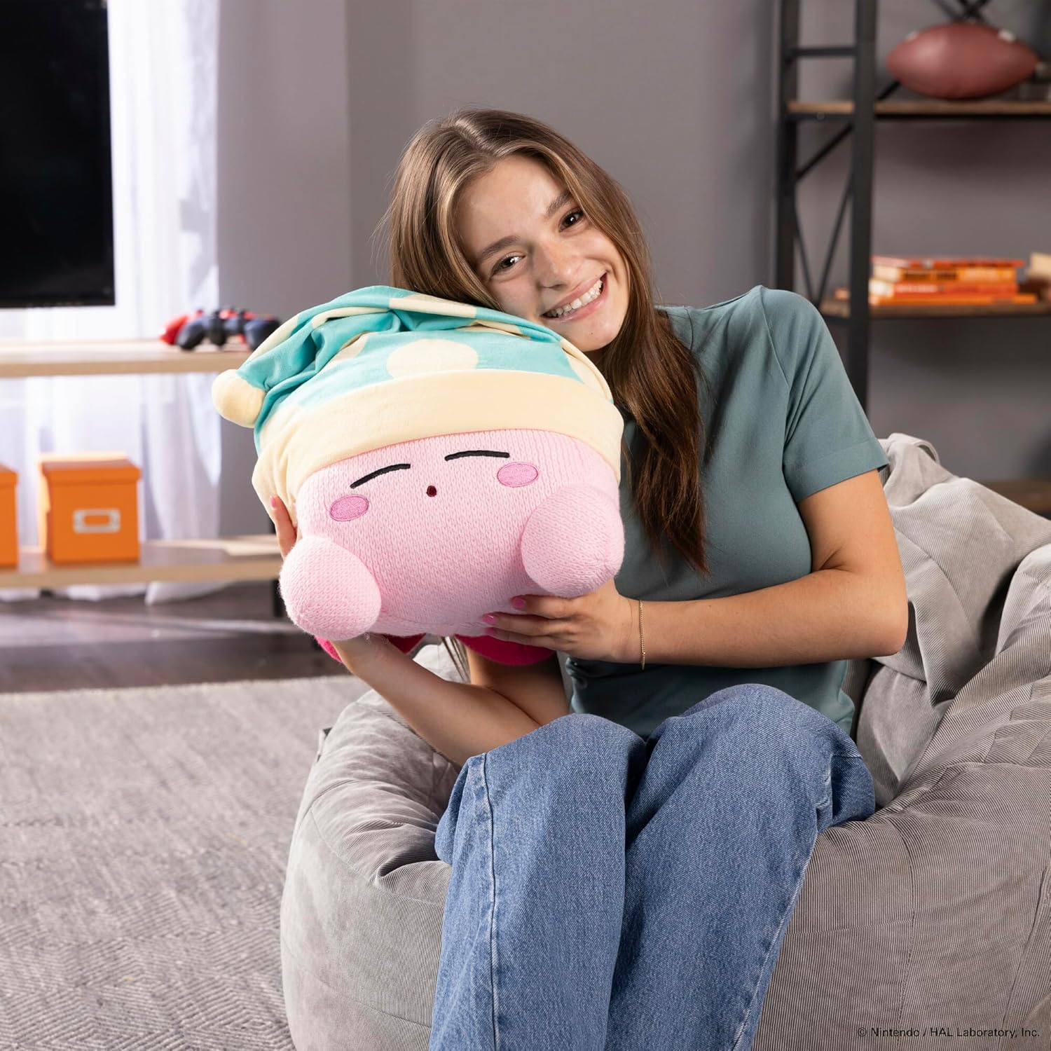 TOMY Nuiguru - Peluche Kirby addormentato Kirby Plushie - Peluche lavorato a maglia e all'uncinetto, da collezione, peluche morbido e accogliente e decorazione per la stanza, 38 cm